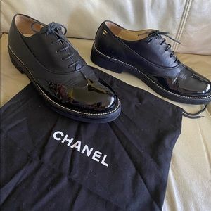 CHANEL PATENT / BLACK LEATHER OXFORD LACE UP SHOES size 42 us 12 made in Italy
